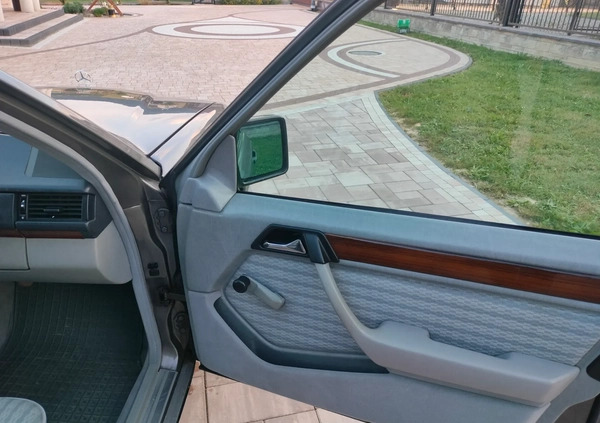 Mercedes-Benz Klasa E cena 23900 przebieg: 297000, rok produkcji 1989 z Rakoniewice małe 154